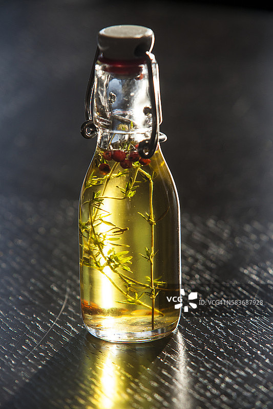 一瓶调味橄榄油图片素材