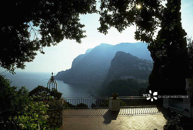 从意大利卡普里岛的特拉加拉港口观景图片素材