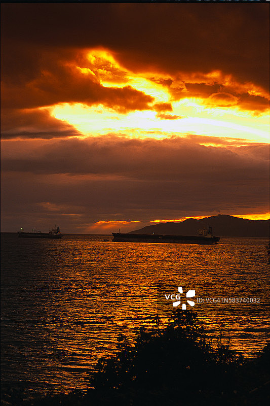 布拉德内湾上的多云日落图片素材