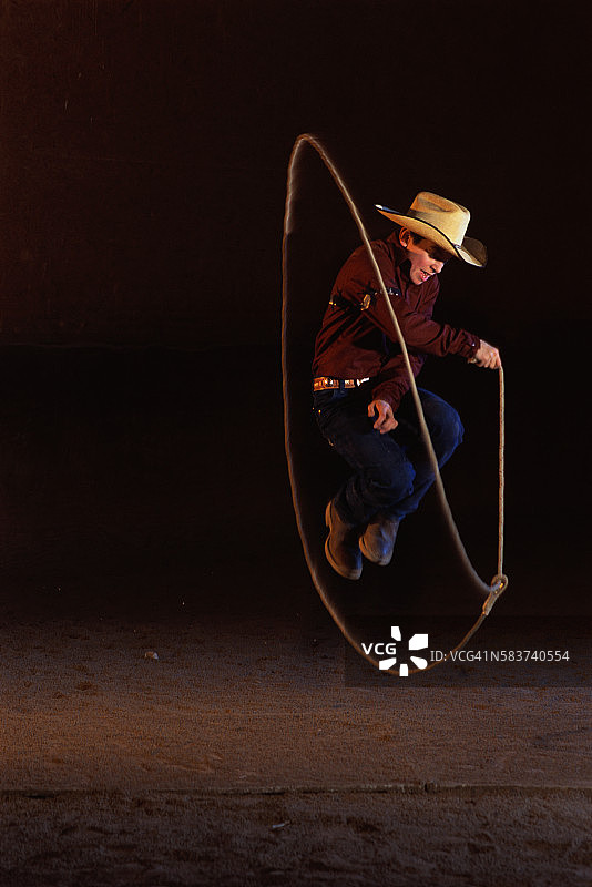 年轻牛仔跳绳套图片素材