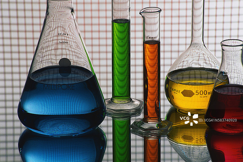 装有彩色液体的科学设备图片素材