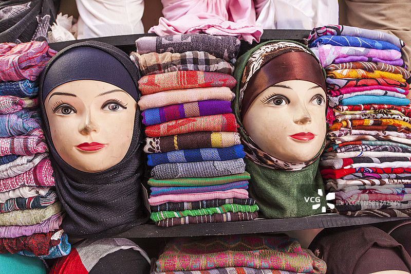 戴着头巾的人体模型图片素材