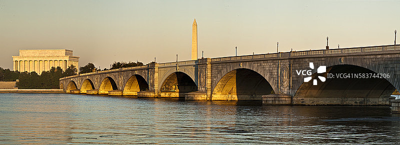 从弗吉尼亚州阿灵顿观看纪念桥、林肯纪念堂和华盛顿纪念碑的景色图片素材