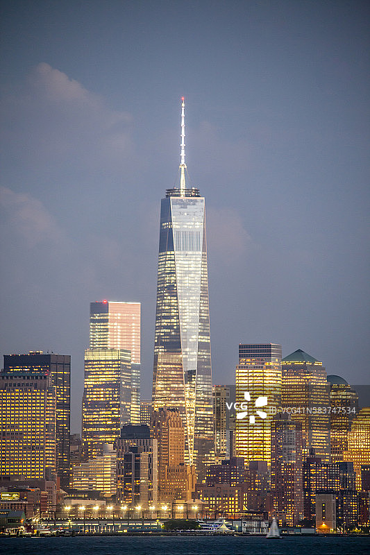 世界贸易中心和曼哈顿下城天际线图片素材