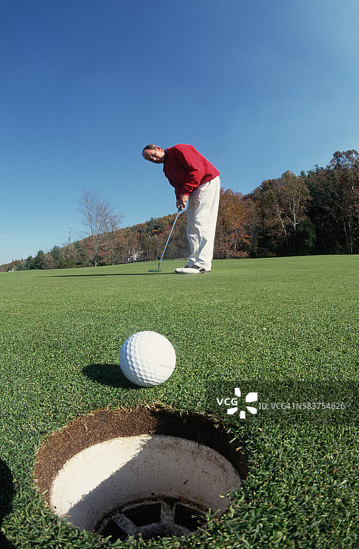 秋季高尔夫球场上的高尔夫球手图片素材