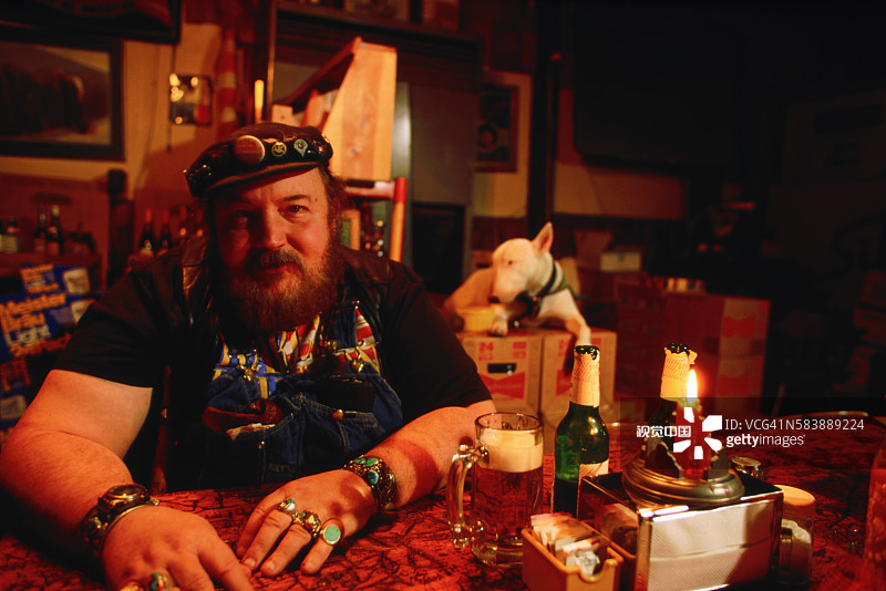 在酒吧里喝啤酒的男人图片素材