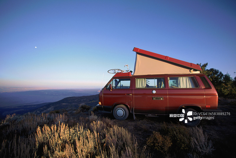 大众露营车在兰兹角观景点露营图片素材