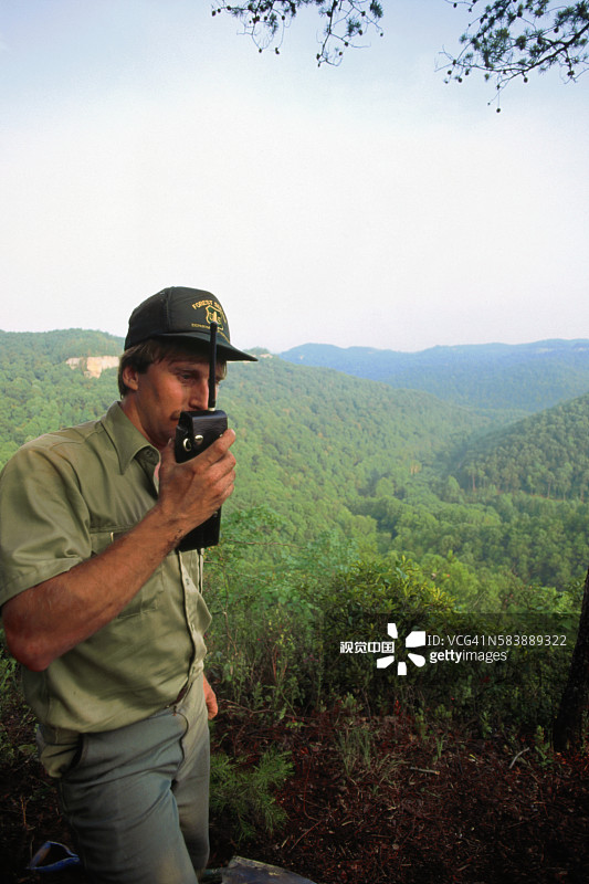 使用对讲机的护林员图片素材