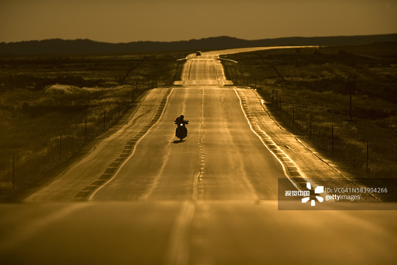 开放高速公路上的摩托车图片素材