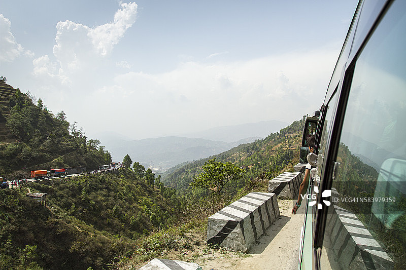 在尼泊尔山区乘坐巴士旅行图片素材