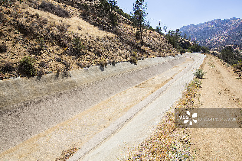 加利福尼亚干旱地区的干涸水力运河图片素材