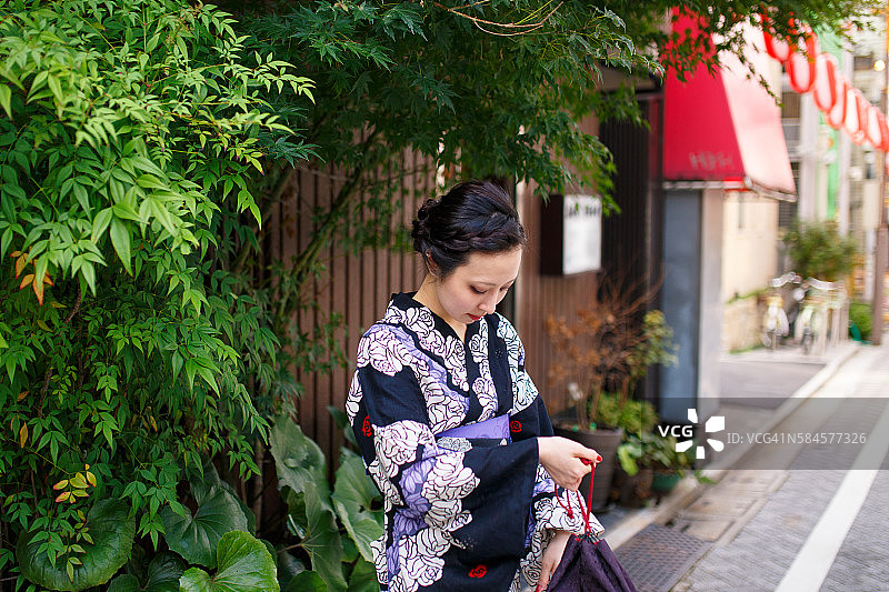 在古老的石板路上等人的日本女人图片素材