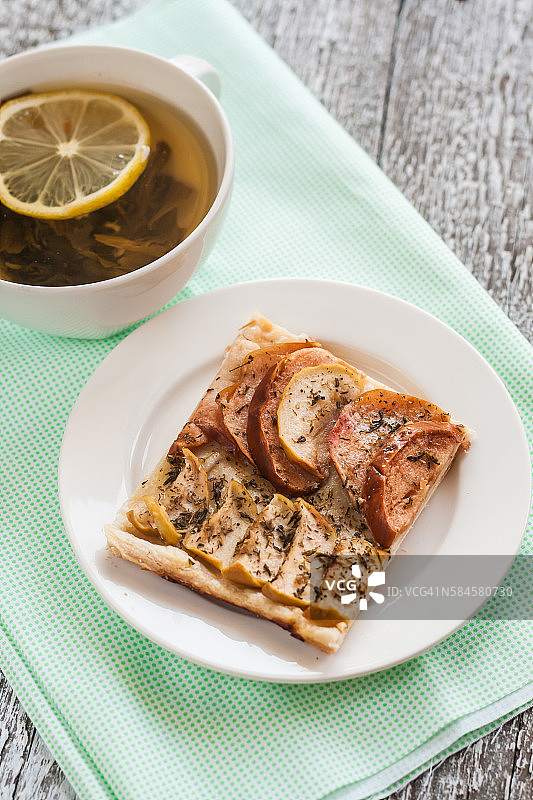 柠檬茶和一块苹果派图片素材