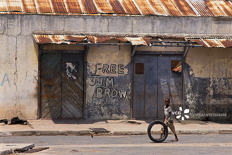 玩轮胎的牙买加儿童图片素材