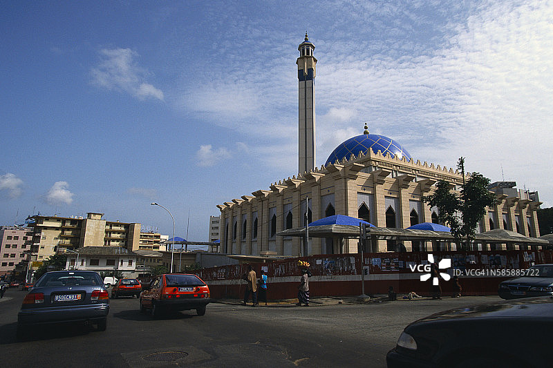 阿比让清真寺旁的交通图片素材