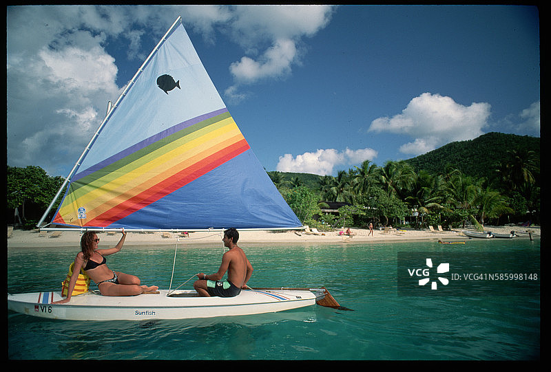 小帆船上的情侣图片素材