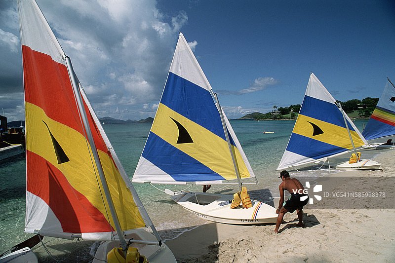 海滩上的帆船图片素材