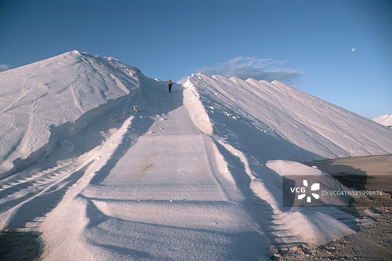 站在盐堆上的男人图片素材