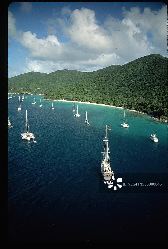 停泊在卡尼尔湾的船只图片素材