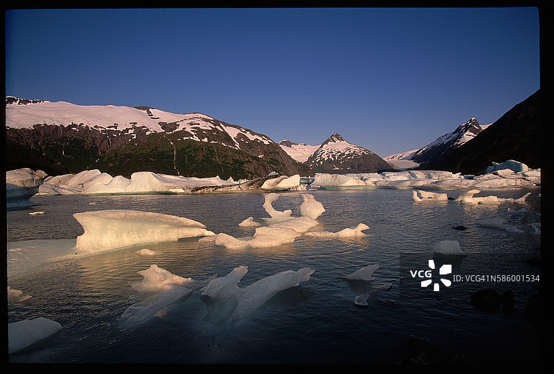 从波塔基冰川散落在波塔基湖中的冰山图片素材