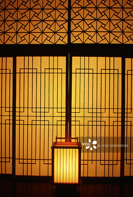 雕刻的障子屏风和灯笼图片素材
