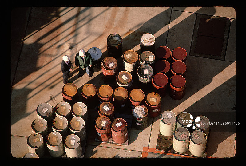 装货码头上的油桶图片素材