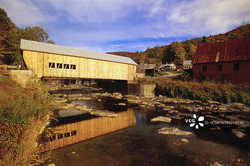 溪流倒影中的廊桥图片素材