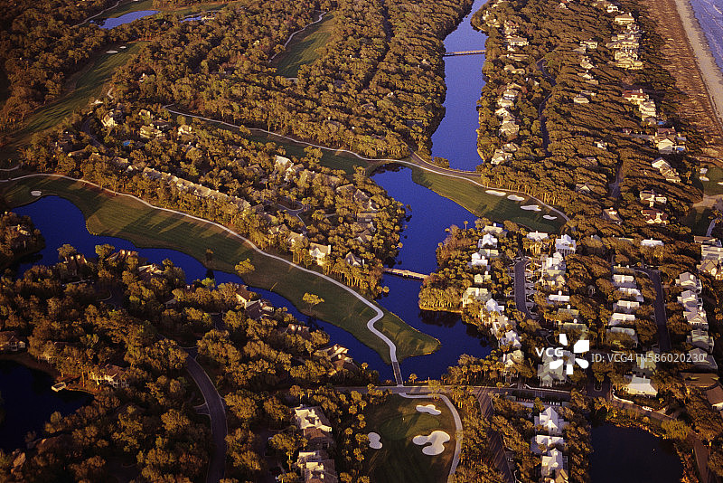 高尔夫球场球道旁的住宅图片素材