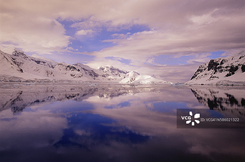 格尔拉什海峡的云彩倒影图片素材
