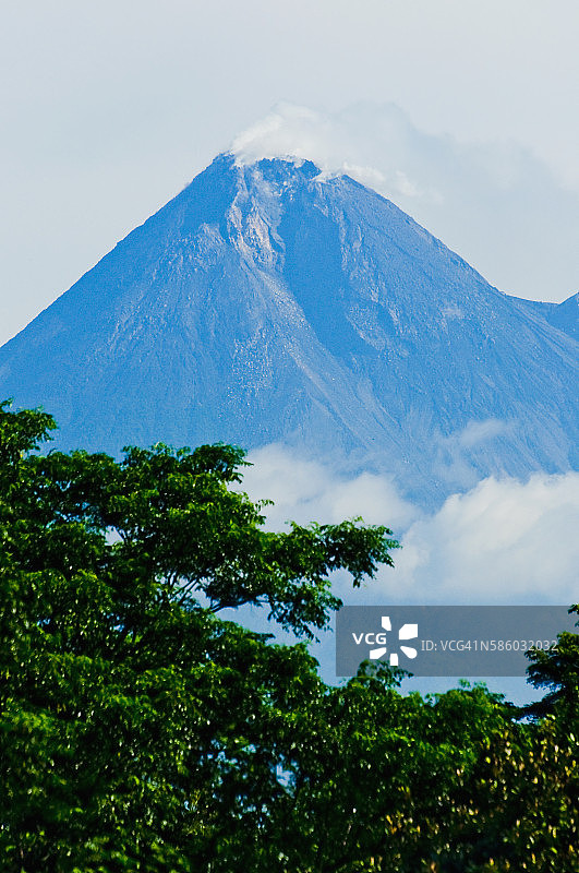 爪哇岛上的默拉皮火山图片素材