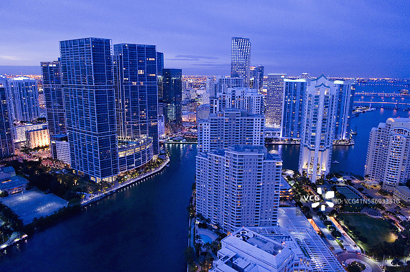 美国佛罗里达州迈阿密市中心夜景航拍图片素材