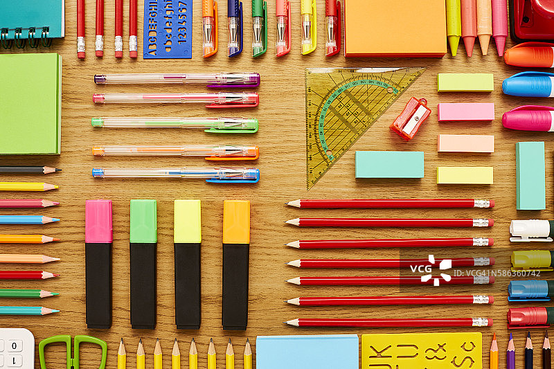 排列在木桌上的办公室和学校用品图片素材