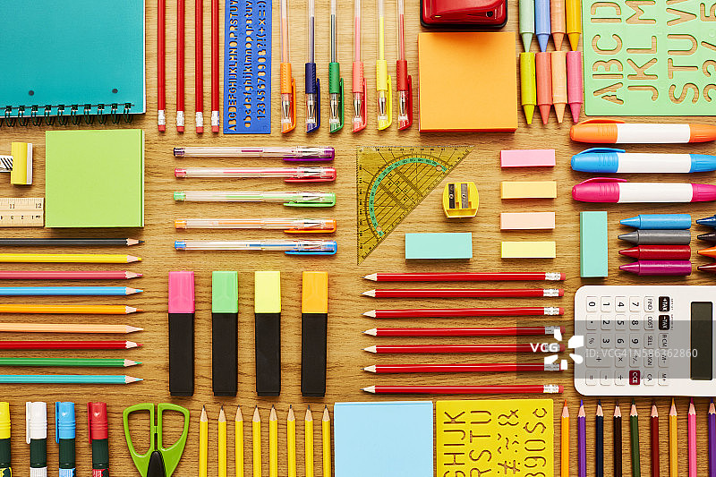 排列在木桌上的办公室和学校用品图片素材