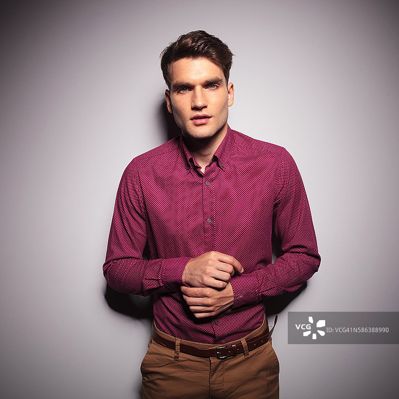 整理袖子的年轻男子图片素材