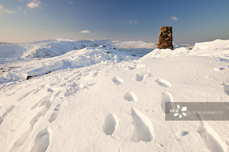 英国湖区红色山峰顶部的三角点图片素材
