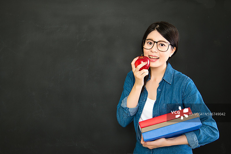 重返校园的快乐大学生图片素材