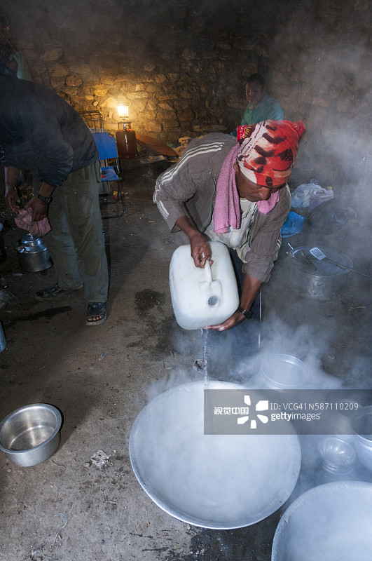 尼泊尔牧羊人准备晚餐图片素材