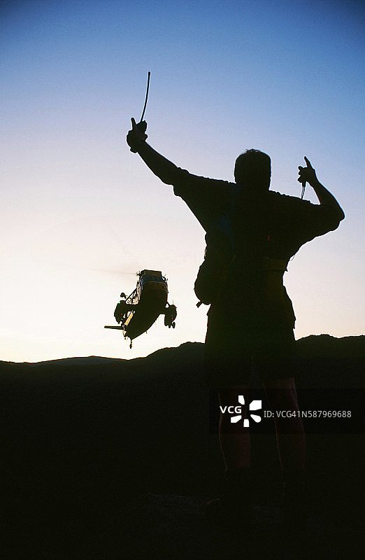 山地救援人员引导海王直升机前往救援现场图片素材