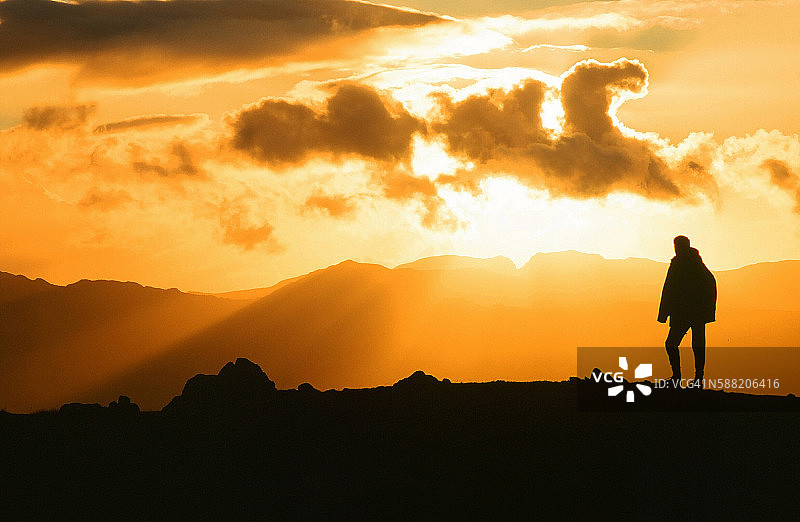 英国湖区日落时分的红色山峰徒步图片素材