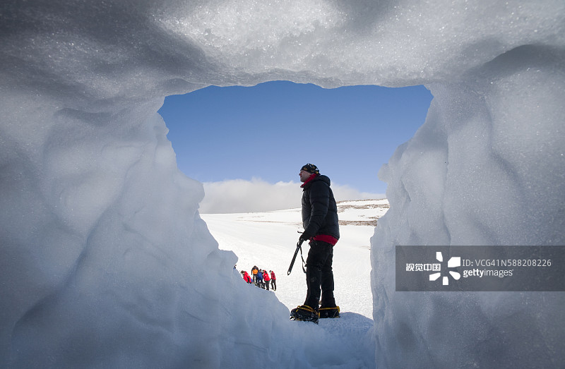 登山者在英国苏格兰凯恩戈姆国家公园的凯恩戈姆山上建造雪洞图片素材