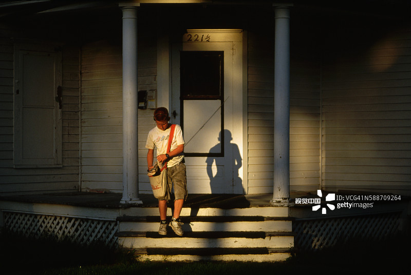 报童派送晨报图片素材