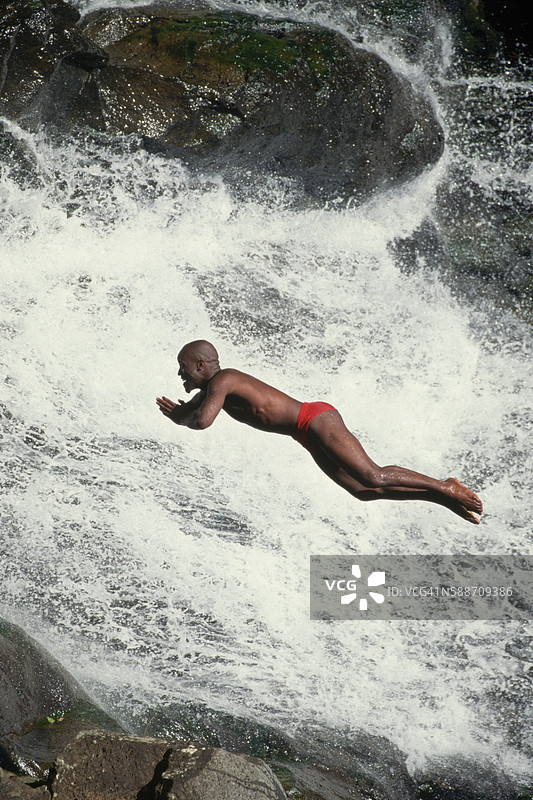 怀梅亚瀑布的悬崖跳水者图片素材