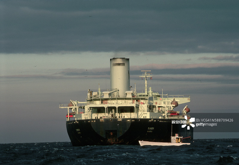 特拉华湾中，蟹船驶过货轮图片素材