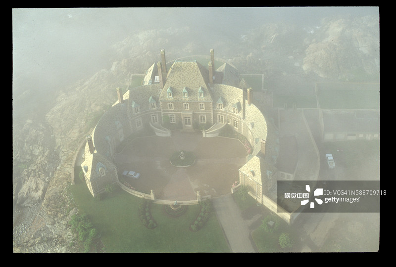 雾中的宅邸图片素材