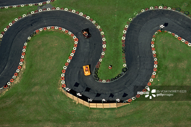 弯曲的卡丁车赛道概览图片素材