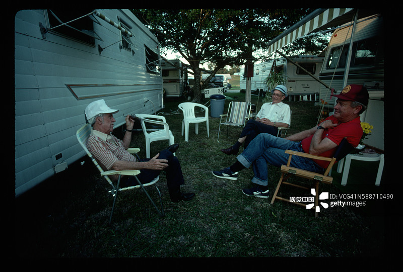 男士在拖车公园聊天图片素材
