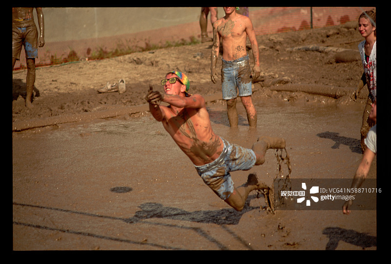 排球运动员泥地救球图片素材