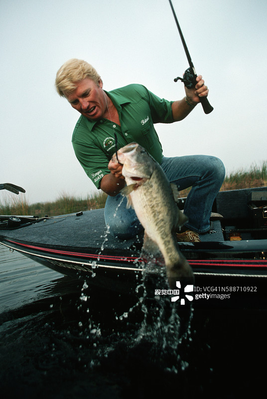 罗兰·马丁在湖中捕鲈鱼图片素材