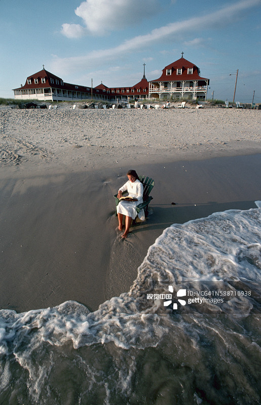 在海滩看书的修女图片素材