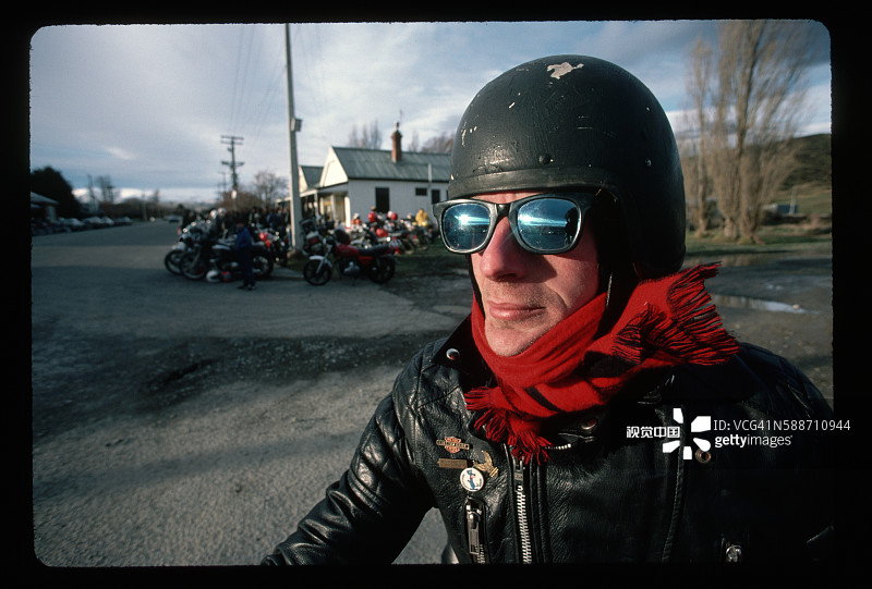 寒冷天气骑摩托车的摩托车手图片素材